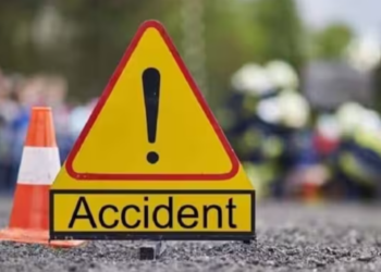 ৰৈ থকা ট্ৰাকত প্ৰচণ্ড খুন্দা চাৰিচকীয়া বাহনৰ, থিতাতে মৃত্যু ৩ জনৰ