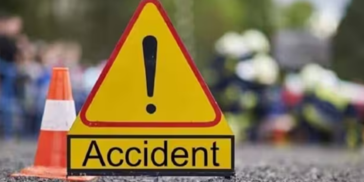 ৰৈ থকা ট্ৰাকত প্ৰচণ্ড খুন্দা চাৰিচকীয়া বাহনৰ, থিতাতে মৃত্যু ৩ জনৰ