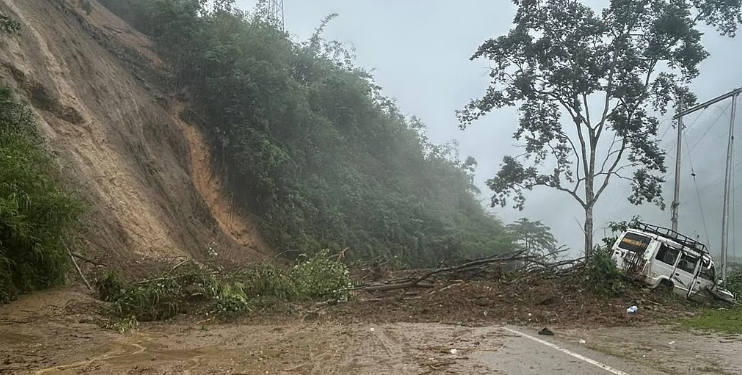 বতৰৰ ভয়ংকৰ ৰূপ; নেৰানেপেৰা বৰষুণৰ ফলত হোৱা ভূমিস্খলনত ৯ জন লোকৰ মৃত্যু
