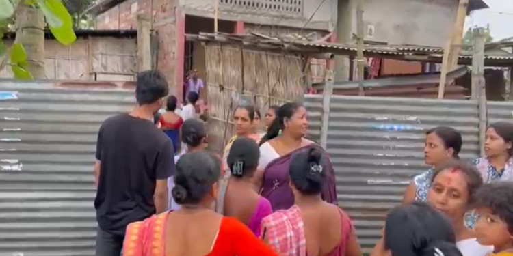 নিজ গাঁৱতেই প্ৰৱেশ বন্ধ হ’ল অভিনেতাৰ সৈতে ভয়ংকৰ কাণ্ডৰ লগত জড়িত মহিলাৰ