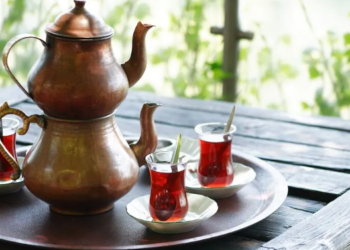 পানীৰ দৰে চাহ সেৱন কৰে এই দেশৰ লোকে, জানি আচৰিত হ’ব আপুনি!