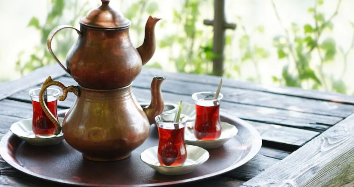 পানীৰ দৰে চাহ সেৱন কৰে এই দেশৰ লোকে, জানি আচৰিত হ’ব আপুনি!