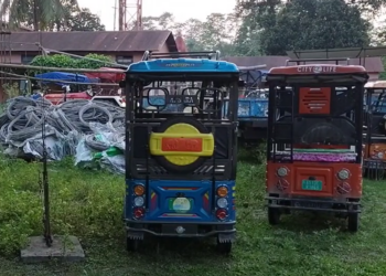 অবৈধভাৱে চলা ১৬ খন কৈ ই-ৰিক্সা বাহন জব্দ আৰক্ষীৰ