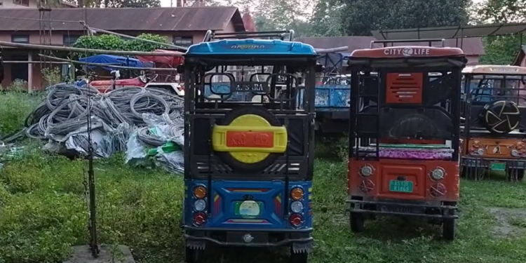 অবৈধভাৱে চলা ১৬ খন কৈ ই-ৰিক্সা বাহন জব্দ আৰক্ষীৰ