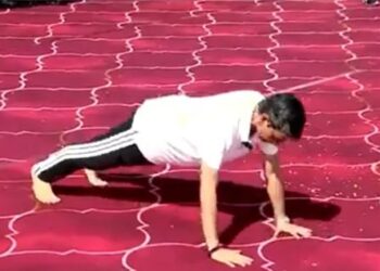 ৫১ বাৰ পুশ্বআপ কৰি নিজৰ ফিটনেচ প্ৰদৰ্শন এজন ৭০ৰোৰ্ধ ব্যক্তিৰ