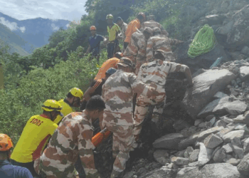 ভয়ংকৰ দুৰ্ঘটনা; যাত্ৰীবাহী বাহন বাগৰিল নদীত, দুজনৰ মৃত্যু, কেইবাজনো সন্ধানহীন