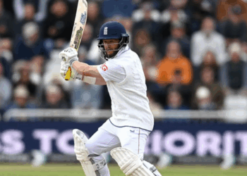 বেন ডাকেটে ৰচিলে ইতিহাস; এই অভিলেখ গঢ়া ইংলেণ্ডৰ প্ৰথমগৰাকী বেটাৰ