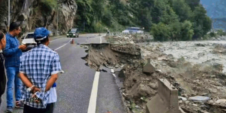 প্ৰকৃতিৰ কাল ৰূপ; হিমাচলত ৩১ জনৰ মৃত্যু, বন্ধ হৈ পৰিছে ৫৩ টা পথ