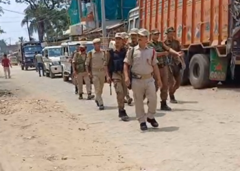 নিষিদ্ধ মাংসক কেন্দ্ৰ কৰি উত্তাল হোজাই; পৰিস্থিতি নিয়ন্ত্ৰণৰ বাবে আৰক্ষীৰ লাঠি চালনা