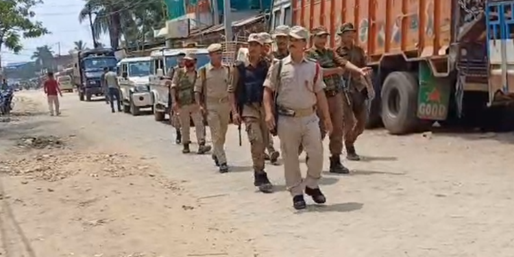 নিষিদ্ধ মাংসক কেন্দ্ৰ কৰি উত্তাল হোজাই; পৰিস্থিতি নিয়ন্ত্ৰণৰ বাবে আৰক্ষীৰ লাঠি চালনা