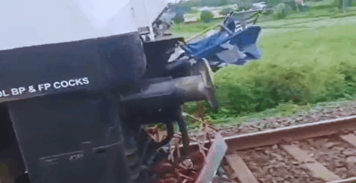 কাটিহাৰত ৰে’ল দুৰ্ঘটনা; ৰে’লৱে ট্ৰলীত খুন্দা অৱধ আছাম এক্সপ্ৰেছৰ, এজনৰ মৃত্যু