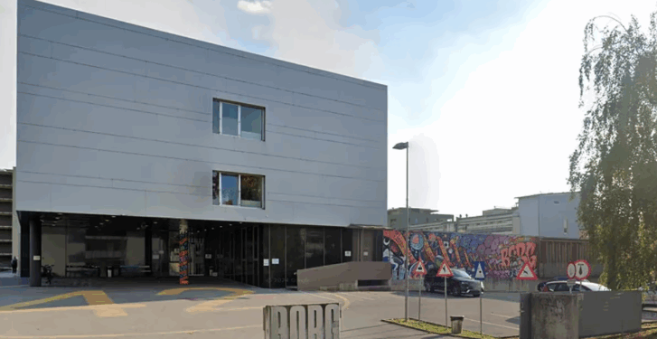 বিদ্যালয়ৰ ভিতৰত ভয়ংকৰ গুলীচালনা; কেইবাজনৰো মৃত্যু