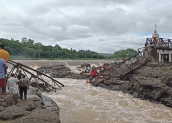 দলং খহি উটুৱাই নিলে প্ৰায় ৩০জন লোকক; ২ জন লোকৰ মৃত্যু