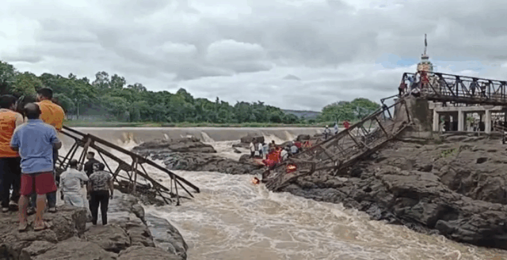 দলং খহি উটুৱাই নিলে প্ৰায় ৩০জন লোকক; ২ জন লোকৰ মৃত্যু