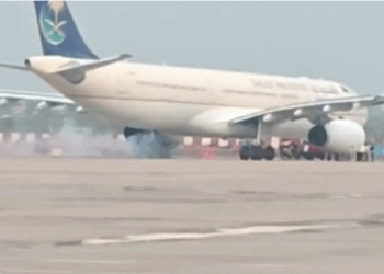 হজ তীৰ্থযাত্ৰীৰে ভৰা বিমানৰ চকাৰ পৰা ওলাবলৈ ধৰে  ধোঁৱা, এক ডাঙৰ দুৰ্ঘটনাৰ পৰা ৰক্ষা…