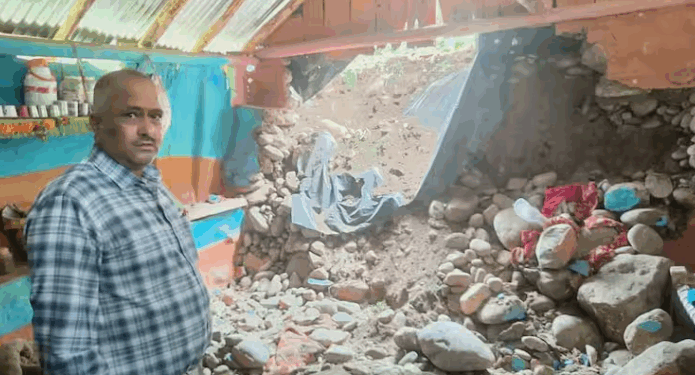 মৰ্মান্তিক ঘটনা; দেৱাল খহি এটা পৰিয়ালৰে চাৰিজন লোকৰ মৃত্যু