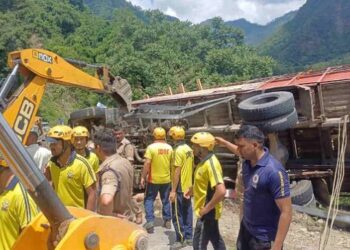 তীৰ্থযাত্ৰীৰে ভৰা ট্ৰাক দুৰ্ঘটনাগ্ৰস্ত; তিনিজনৰ মৃত্যু, কেইবাজনো আহত