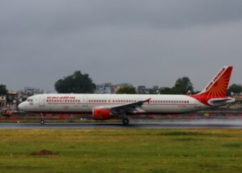 অৱতৰণৰ সময়তে এয়াৰ ইণ্ডিয়াৰ বিমানত জুই; দিল্লী বিমান বন্দৰত চাঞ্চল্য