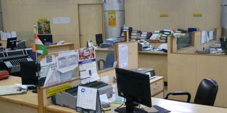 কাইলৈ ২৫ কোটি কৰ্মচাৰীয়ে কৰিব নেকি ধৰ্মঘট? অফিচ, স্কুল-কলেজ, বেংক… কি কি খোলা থাকিব আৰু কি বন্ধ থাকিব?