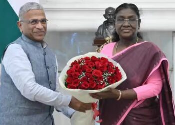 ধনখড়ৰ পদত্যাগৰ ২৪ ঘণ্টাৰ ভিতৰতে ৰাষ্ট্ৰপতি দ্ৰৌপদী মুৰ্মূক সাক্ষাৎ হৰিবংশ নাৰায়ণৰ