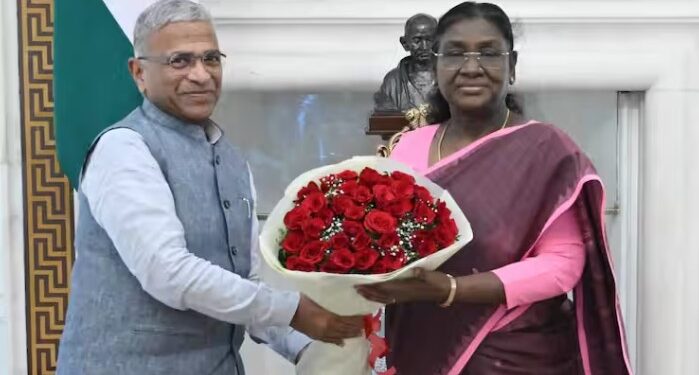 ধনখড়ৰ পদত্যাগৰ ২৪ ঘণ্টাৰ ভিতৰতে ৰাষ্ট্ৰপতি দ্ৰৌপদী মুৰ্মূক সাক্ষাৎ হৰিবংশ নাৰায়ণৰ