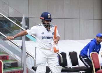 ভঙা আঙুলিৰে খেলপথাৰত নমা ঋষভ পন্তে ভংগ কৰিলে ধোনীৰ অভিলেখ