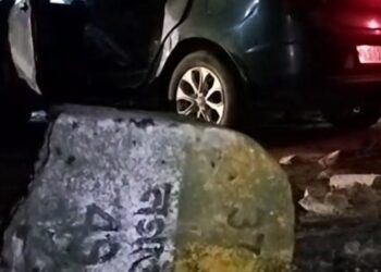 ভয়ংকৰ পথ দুৰ্ঘটনা, নিয়ন্ত্ৰণ হেৰুৱাই ট্ৰাক সোমায়গৈ…