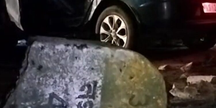 ভয়ংকৰ পথ দুৰ্ঘটনা, নিয়ন্ত্ৰণ হেৰুৱাই ট্ৰাক সোমায়গৈ…