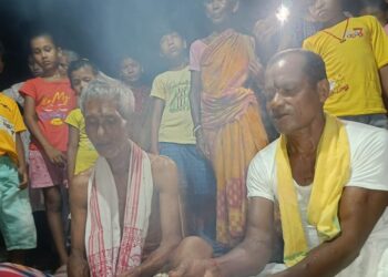 এখন আচৰিত বিয়া, পলাতক দৰা-কইনাক বান্ধি আনি সম্পূৰ্ণ হিন্দু ধৰ্মৰে পাতি দিলে বিয়া…