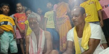 এখন আচৰিত বিয়া, পলাতক দৰা-কইনাক বান্ধি আনি সম্পূৰ্ণ হিন্দু ধৰ্মৰে পাতি দিলে বিয়া…