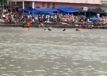 গংগাত স্নান কৰি থকা অৱস্থাত হঠাৎ পানীত পিছলি পৰে এগৰাকী তীৰ্থযাত্ৰী, তাৰ পিছত কি হল জানক সবিশেষ…