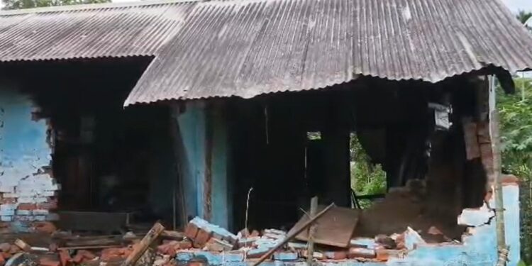 হাতী-মানুহৰ সংঘাত, ৭খনকৈ বাসগৃহত ধ্বংসলীলা…