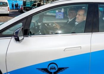 নিজ বাহন এৰি টেক্সিত যাব লগা হ’ল ৰাষ্ট্ৰপতি! পেট্ৰ’লৰ পৰিবৰ্তে গাড়ীত কি সোমোৱালে?