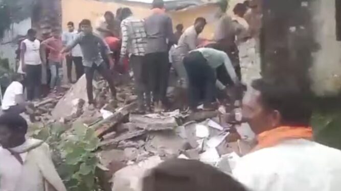বিদ্যালয়ৰ দেৱাল ভাঙি ভয়ংকৰ দুৰ্ঘটনা, ৪ শিশুৰ প্ৰাণহানি