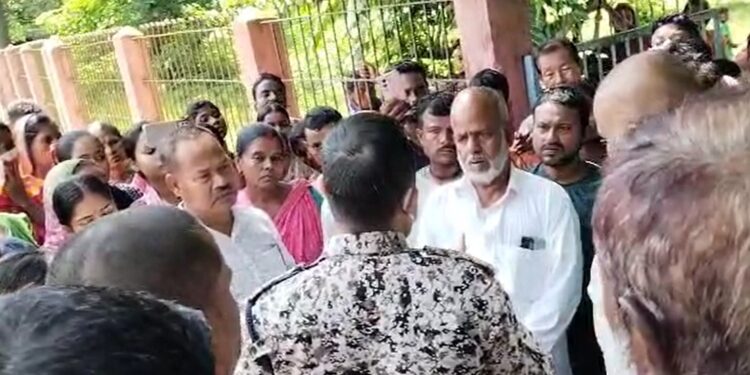 মন্দিৰৰ চৌহদত নিষিদ্ধ মাংস উদ্ধাৰক লৈ উত্তপ্ত পৰিস্থিতি