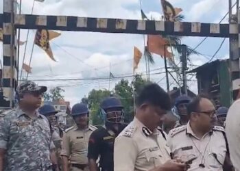 ক্ৰিকেট মেচৰ সময়ত ভয়ংকৰ সংঘাত দুই পক্ষৰ; আৰক্ষীলৈ নিক্ষেপ শিল, সম্পত্তি বিনষ্ট