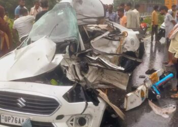 চাৰিচকীয়া বাহনত তীব্ৰ বেগী ট্ৰাকৰ ভয়ংকৰ খুন্দা; থিতাতে মৃত্যু এটা পৰিয়ালৰে ৫ জন সদস্যৰ