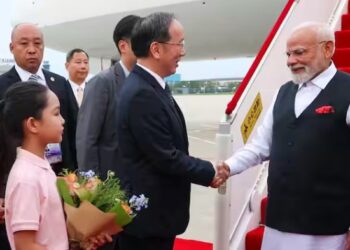 ৭ বছৰৰ মূৰত চীনৰ ভূমিত প্ৰধানমন্ত্ৰী মোদী; ৰঙা দলিচা পাৰি WELCOME