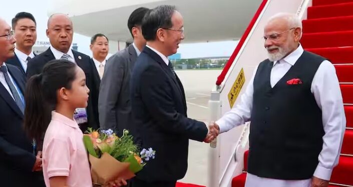 ৭ বছৰৰ মূৰত চীনৰ ভূমিত প্ৰধানমন্ত্ৰী মোদী; ৰঙা দলিচা পাৰি WELCOME