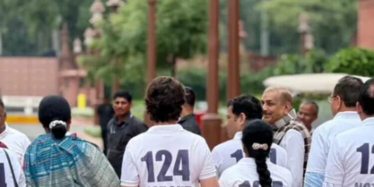 প্ৰিয়ংকা গান্ধীৰ টি-চাৰ্টত নিজৰ নাম আৰু ফটো দেখি খঙত অগ্নিশৰ্মা হ’ল মিন্তা দেৱী! ক’লে বহু কথা…