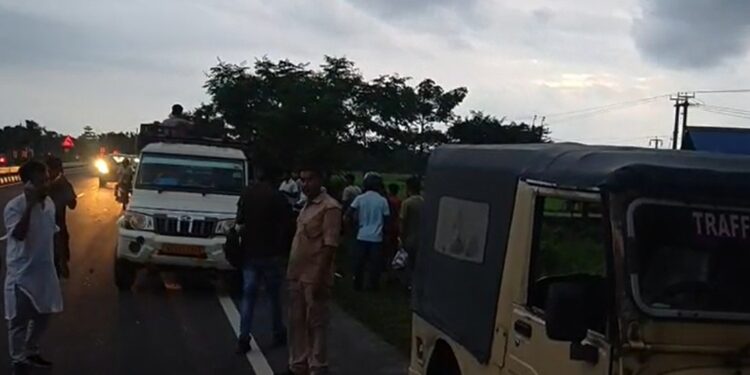 চিলাপথাৰত ভয়ংকৰ পথ দুৰ্ঘটনাত দুজনৰ থিতাতে মৃত্যু, এজন গুৰুতৰভাৱে আহত