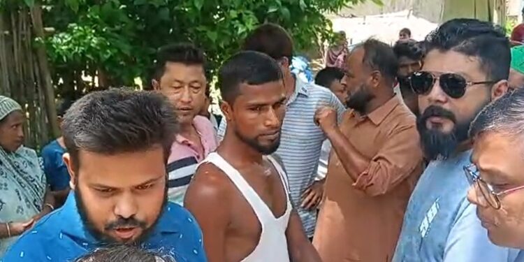 খিলঞ্জীয়া অসমীয়া যুৱকৰ ওপৰত মিঞাৰ দাদাগিৰি, খেদি খেদি প্ৰহাৰ কৰে অসমীয়া যুৱকজনক…