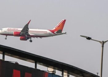 কথমপি দুৰ্ঘটনাৰ পৰা ৰক্ষা পৰিল এয়াৰ ইণ্ডিয়াৰ বিমান, ২ ঘণ্টা ধৰি উৰি থাকে বতাহত