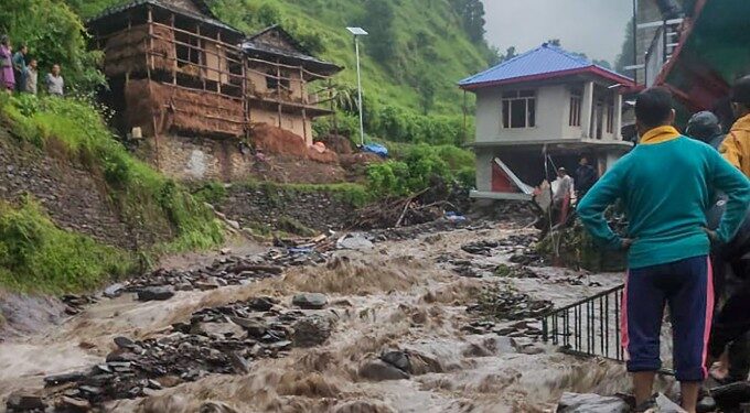 কুল্লুৰ শ্ৰীখণ্ড মহাদেৱ পাহাৰত ভয়ংকৰ ডাৱৰ বিস্ফোৰণ, বানপানীৰ বাবে হাই এলাৰ্ট জাৰি