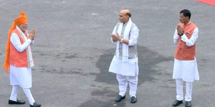 লালকিল্লাত স্বাধীনতা দিৱসৰ পতাকা উত্তোলন দেশৰ প্ৰধানমন্ত্ৰী নৰেন্দ্ৰ মোদীৰ