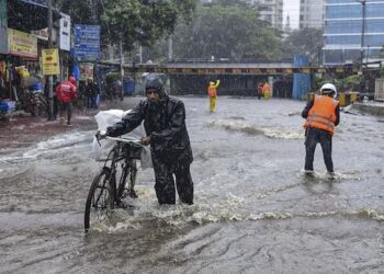 বৰষুণৰ ফলত মুম্বাইত ৭ জনৰ প্ৰাণহানি, থানে-পালঘৰত ৰেড এলাৰ্ট! বন্ধ স্কুল-কলেজ…