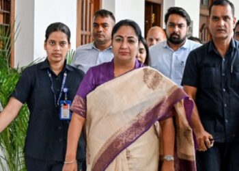 ৰাজহুৱা সভাত দিল্লীৰ মুখ্যমন্ত্ৰীক অপদস্থ, এজনক গ্ৰেপ্তাৰ…