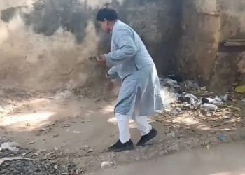 চিকিৎসালয়ৰ অৱস্থা দেখি খং উঠিল মন্ত্ৰীৰ, হাতেৰে চাফা কৰিলে শৌচাগাৰ, বিষয়াক সকীয়নি…