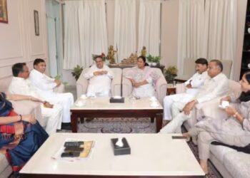 আক্ৰমণৰ পিছত মুখ্যমন্ত্ৰী ৰেখা গুপ্তাৰ প্ৰথম ছবি, নিজ বাসগৃহত বিজেপিৰ সাংসদসকলৰ সৈতে…