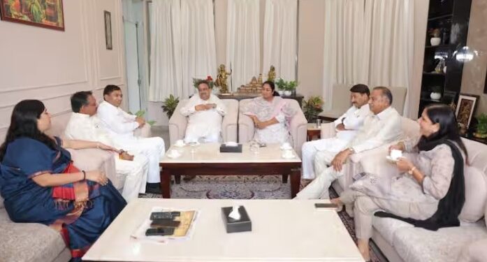 আক্ৰমণৰ পিছত মুখ্যমন্ত্ৰী ৰেখা গুপ্তাৰ প্ৰথম ছবি, নিজ বাসগৃহত বিজেপিৰ সাংসদসকলৰ সৈতে…